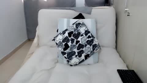 Laura online show from 11/22/25, 09:25