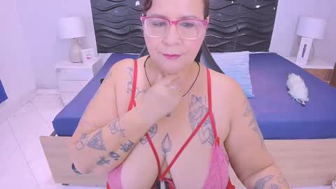 Snapshot of laura_riley chatting on 01/13/26, 12:10 Laura online show from 01/13/26, 12:10