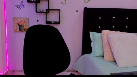 Snapshot of laurablue_ chatting on 01/25/25, 12:17 Laura Blue online show from 01/25/25, 12:17