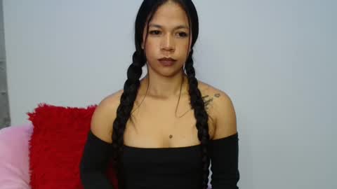 lauracb          online show from 10/21/25, 05:52