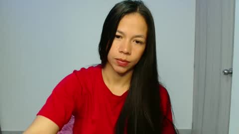 lauracb          online show from 04/28/26, 02:33