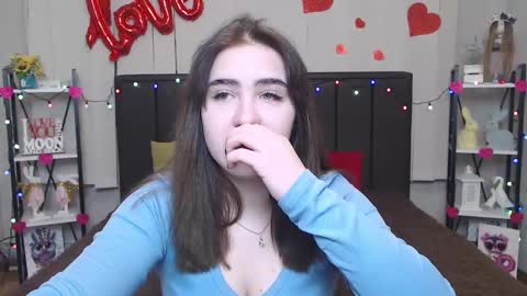LauraHlot online show from 02/12/25, 06:40