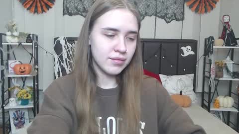 LauraHlot online show from 11/10/25, 06:29