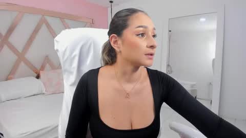 laura  online show from 11/11/25, 02:50