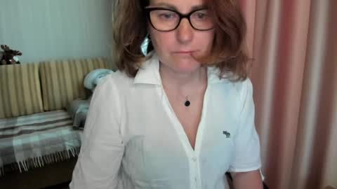 Snapshot of lauraoven1 chatting on 05/19/26, 12:33 Lauraoven1 online show from 05/19/26, 12:33
