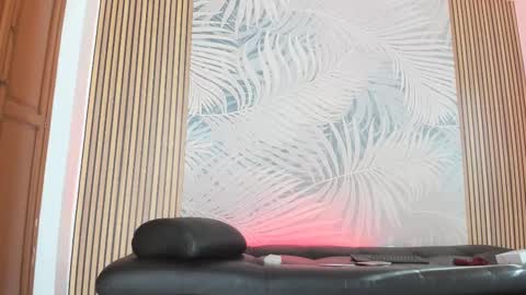 Laura online show from 02/09/25, 01:14
