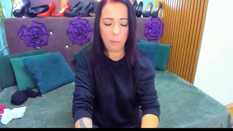 Laura online show from 10/27/25, 04:49