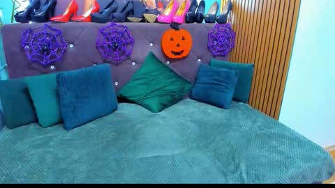 Laura online show from 10/28/25, 05:11