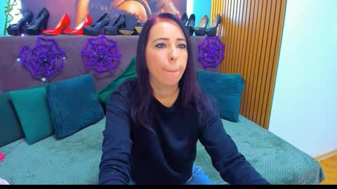 Laura online show from 10/30/25, 04:25