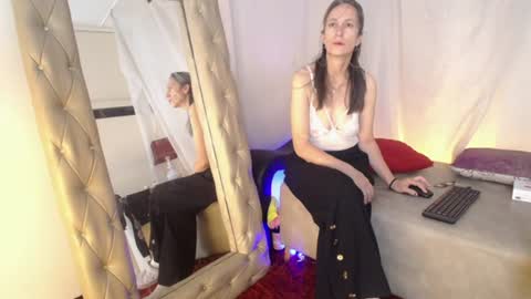 Snapshot of laurasofia45 chatting on 06/17/26, 04:15 Laura Sofia online show from 06/17/26, 04:15