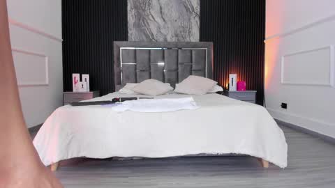 Lauren Weels online show from 04/08/26, 07:58