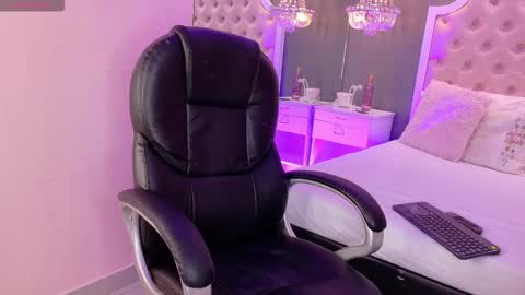 Lauren  online show from 11/19/25, 02:22