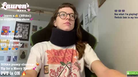 Snapshot of laurenipsumsit chatting on 12/24/24, 02:22 Lauren   online show from 12/24/24, 02:22