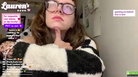 Snapshot of laurenipsumsit chatting on 06/15/26, 01:08 Lauren online show from 06/15/26, 01:08