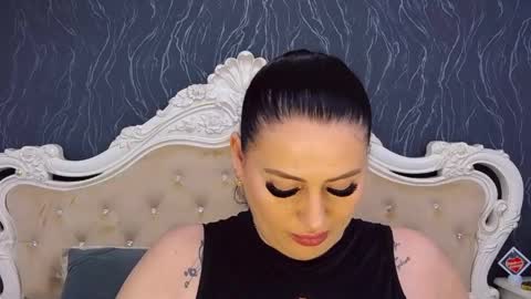 Snapshot of laurenjenssen chatting on 04/23/26, 02:08 Laura online show from 04/23/26, 02:08