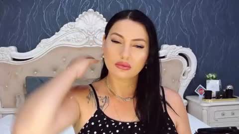 Snapshot of laurenjenssen chatting on 07/14/26, 02:01 Laura online show from 07/14/26, 02:01