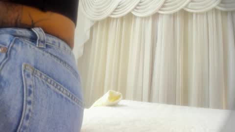 Lauren Saenz online show from 09/13/25, 12:05