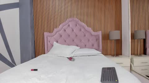 Lauren  online show from 10/31/25, 01:56