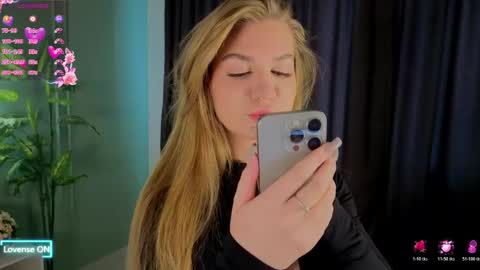 Laura online show from 03/22/26, 05:00