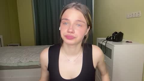 Snapshot of laurineleconey chatting on 02/24/26, 12:36 Bella online show from 02/24/26, 12:36