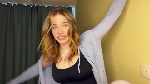 Snapshot of laurineleconey chatting on 03/03/26, 11:49 Bella online show from 03/03/26, 11:49