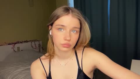 Snapshot of laurineleconey chatting on 03/06/26, 12:12 Bella online show from 03/06/26, 12:12