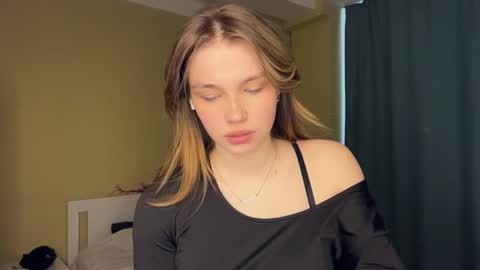 Snapshot of laurineleconey chatting on 03/09/26, 11:03 Bella online show from 03/09/26, 11:03