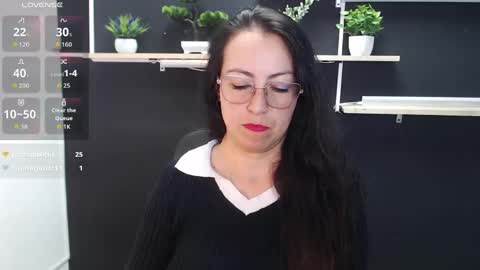 Snapshot of lauryn_jones chatting on 04/25/26, 05:43 Laury online show from 04/25/26, 05:43