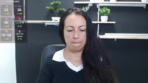 Snapshot of lauryn_jones chatting on 05/06/26, 04:56 Laury online show from 05/06/26, 04:56