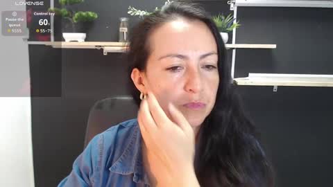 Snapshot of lauryn_jones chatting on 05/25/26, 04:57 Laury online show from 05/25/26, 04:57