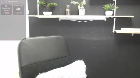Snapshot of lauryn_jones chatting on 06/06/26, 05:17 Laury online show from 06/06/26, 05:17