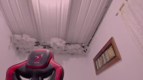 Snapshot of lauu_g chatting on 12/17/25, 09:15 Lauu G online show from 12/17/25, 09:15