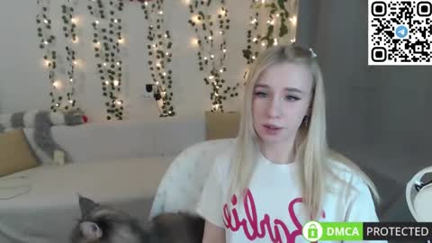 Snapshot of lavinell chatting on 01/24/25, 08:22 Mia online show from 01/24/25, 08:22