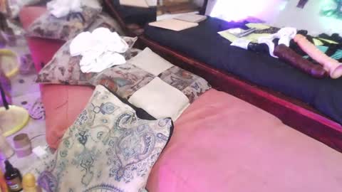 Laye19 online show from 01/18/25, 06:10