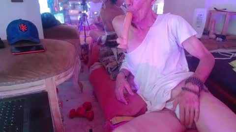 Laye19 online show from 01/21/25, 06:02