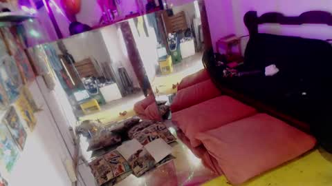 Laye19 online show from 01/31/25, 07:08