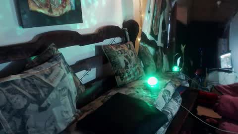 Laye19 online show from 10/11/25, 10:08