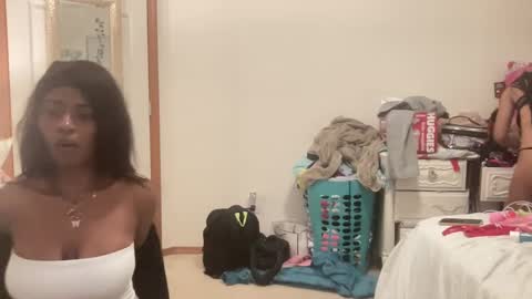 layla online show from 09/26/25, 07:23