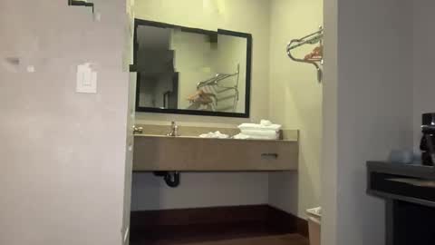 layla online show from 10/25/25, 08:00