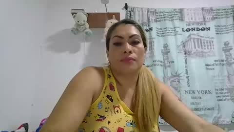 layla_astrum online show from 11/16/25, 10:04