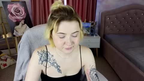 Layla online show from 11/04/25, 06:01