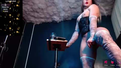 Snapshot of layla_dominac chatting on 10/31/25, 08:48 Layla   help me with your thumbs up its important  online show from 10/31/25, 08:48