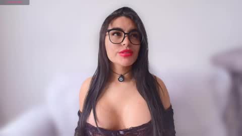 Layla online show from 05/06/26, 04:23
