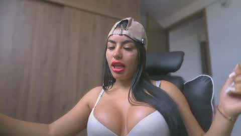 Layla online show from 05/27/26, 01:30