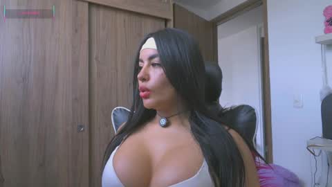 Layla online show from 06/06/26, 04:12