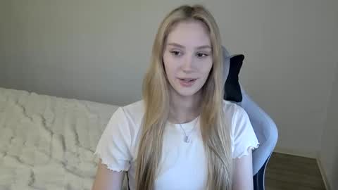 LaylaPretty001 online show from 10/31/25, 06:47