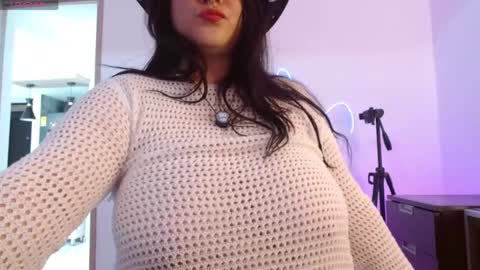 Snapshot of layna_cold chatting on 04/25/26, 05:21 Vannessa online show from 04/25/26, 05:21