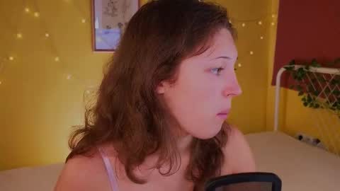 Snapshot of lea_belle_ chatting on 09/14/25, 12:15 Lea online show from 09/14/25, 12:15
