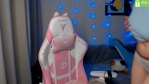 Snapshot of leah__gotty chatting on 12/17/24, 02:33 Leah Gotty online show from 12/17/24, 02:33