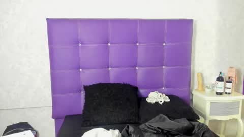 Snapshot of leamoreau__ chatting on 10/09/25, 12:03 leamoreau__ online show from 10/09/25, 12:03